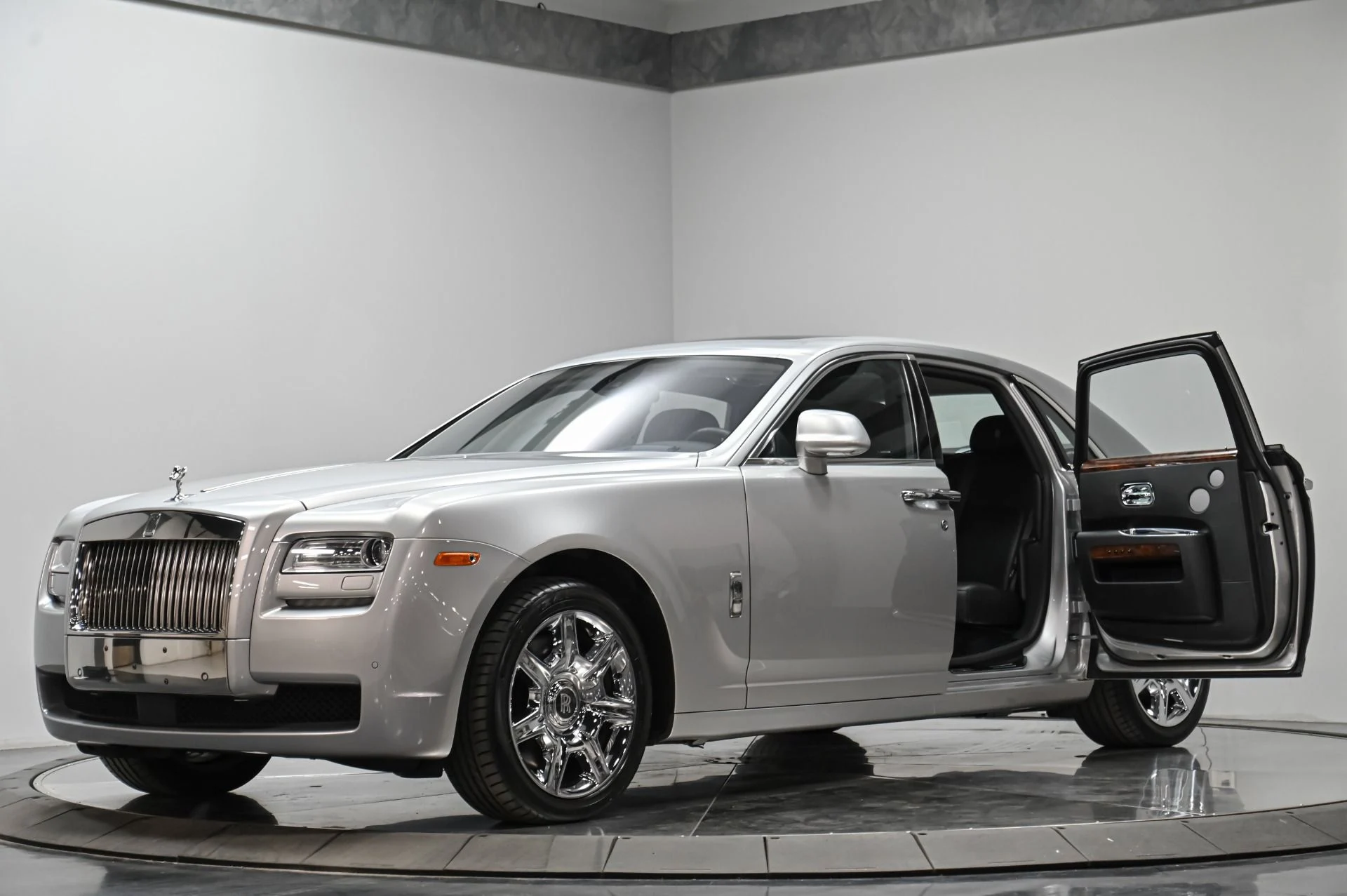mph001_616381822_Used_2012_Rolls_Royce_Ghost_1757528739_8ae9117c2d