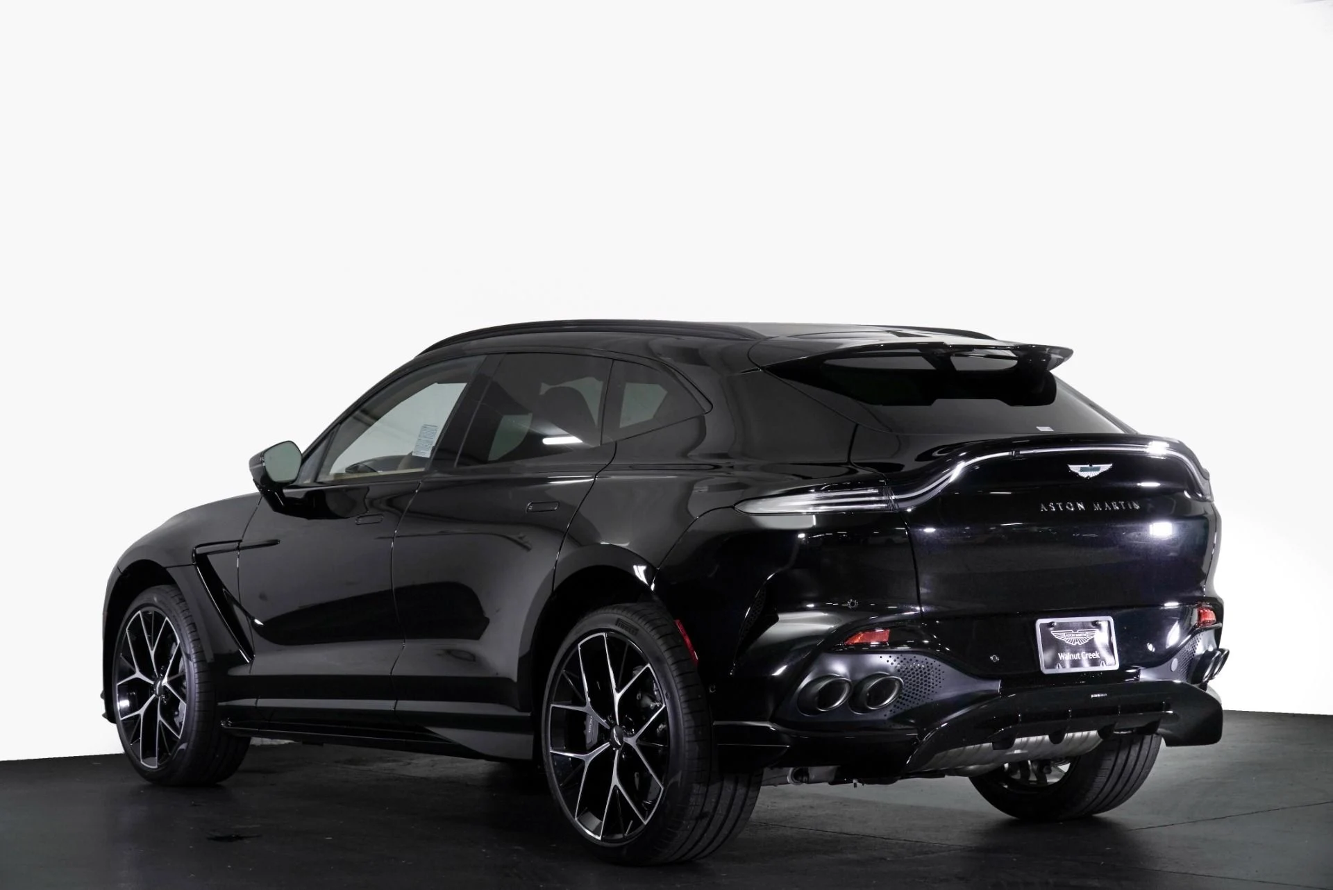 mph001_619122990_New_2026_Aston_Martin_DBX_707_1769661941_e5c98b98ce