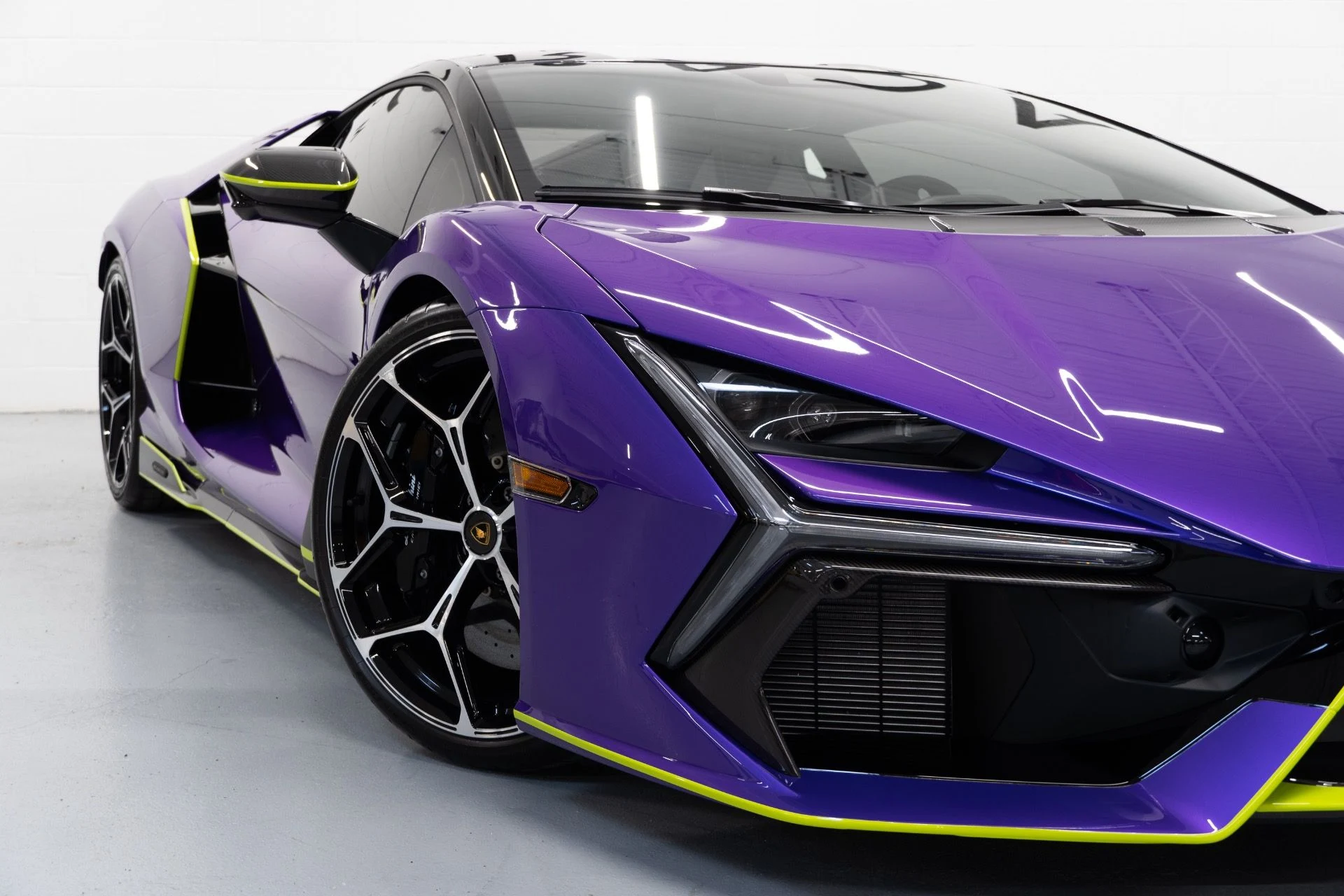 mph001_624976308_Used_2024_Lamborghini_Revuelto_1739988848_4b42c230bd