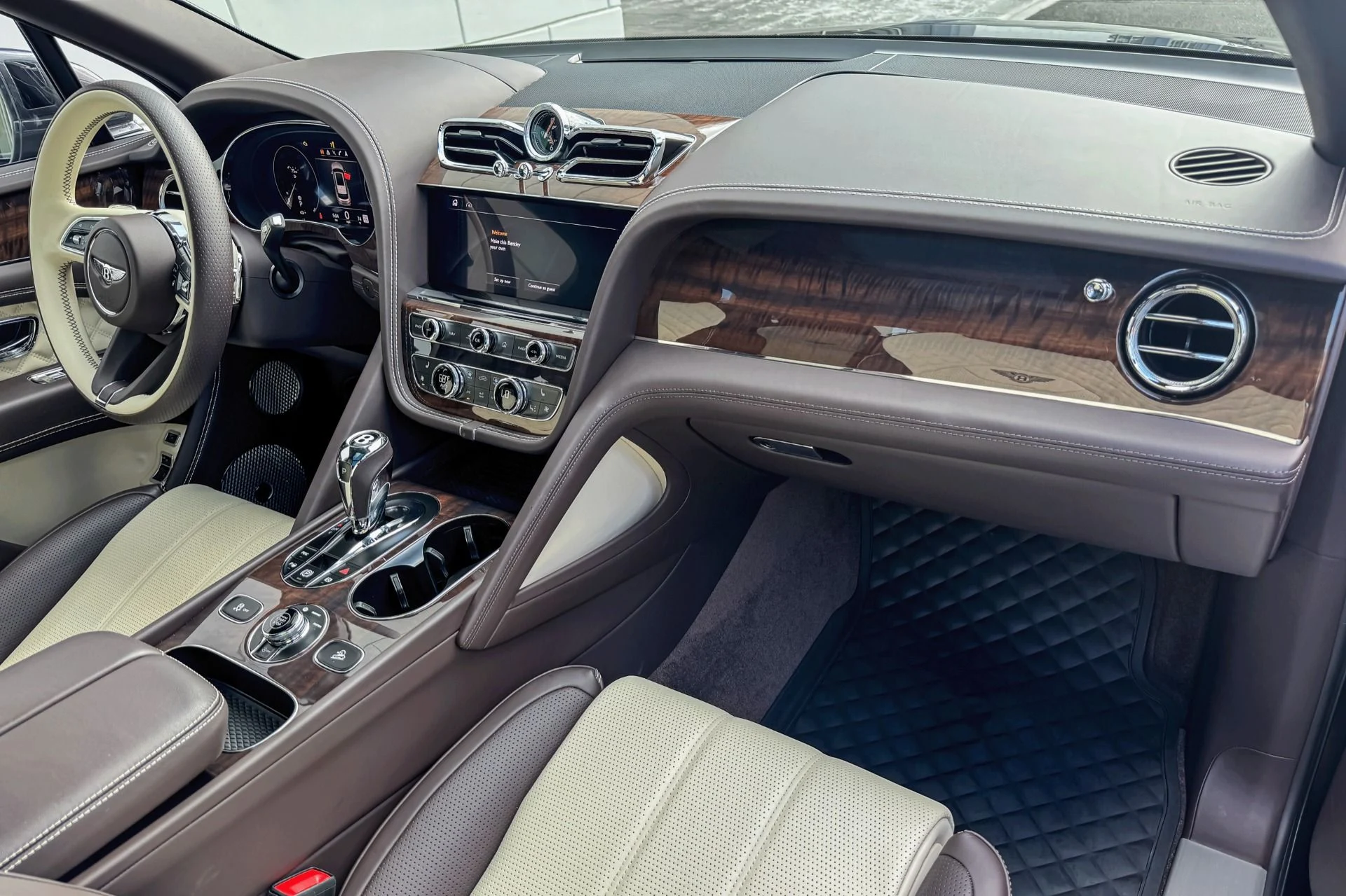 mph001_655074724_Used_2022_Bentley_Bentayga_V8_1750759122_8eb8bd84e7