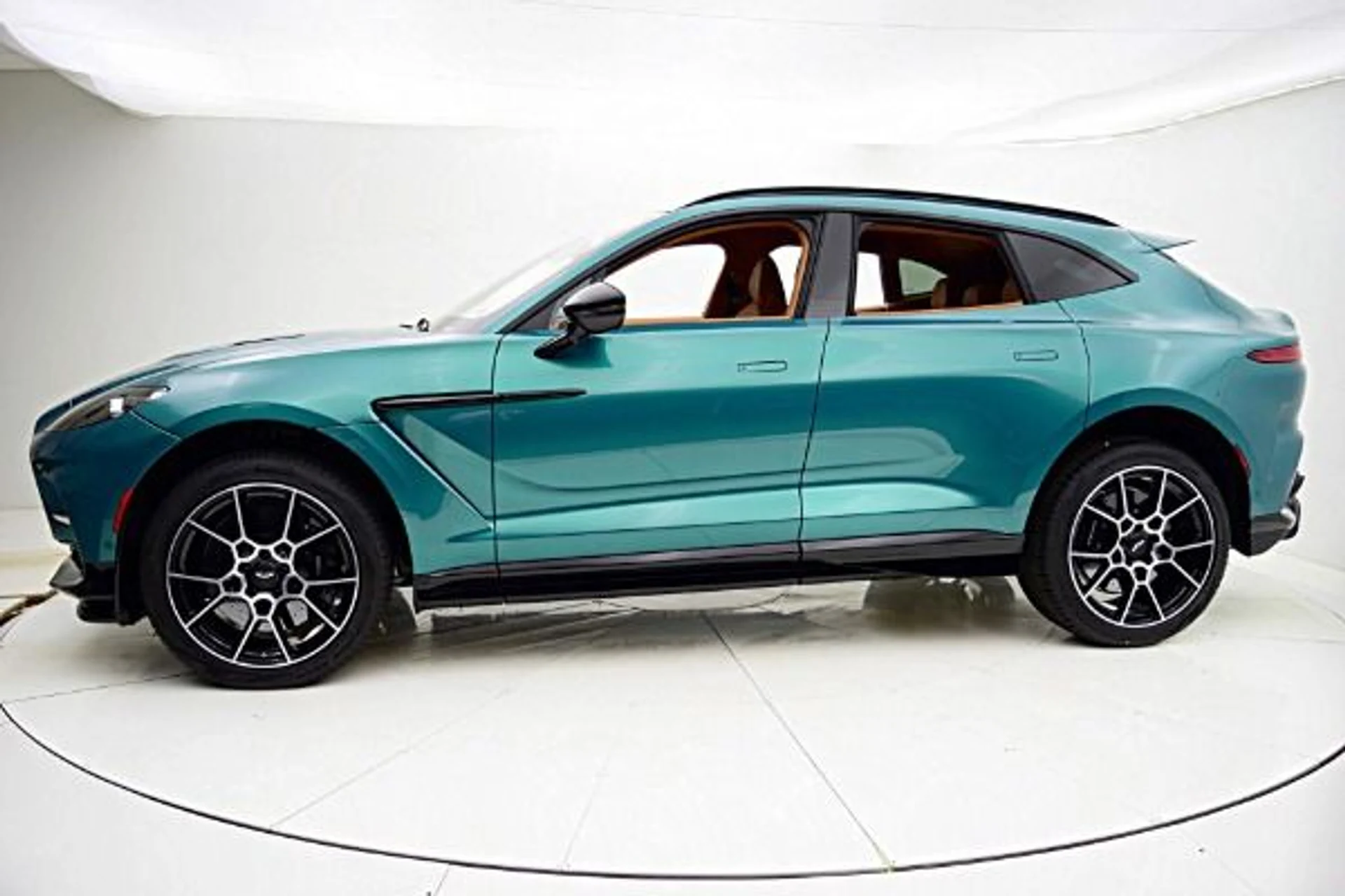 mph001_661623826_New_2025_Aston_Martin_DBX_707_5624df38d8