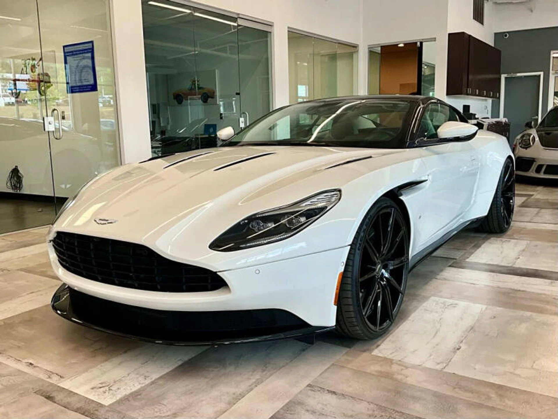 mph001_672847036_2018_aston_martin_db11_v12_2dr_coupe_4e0381926f
