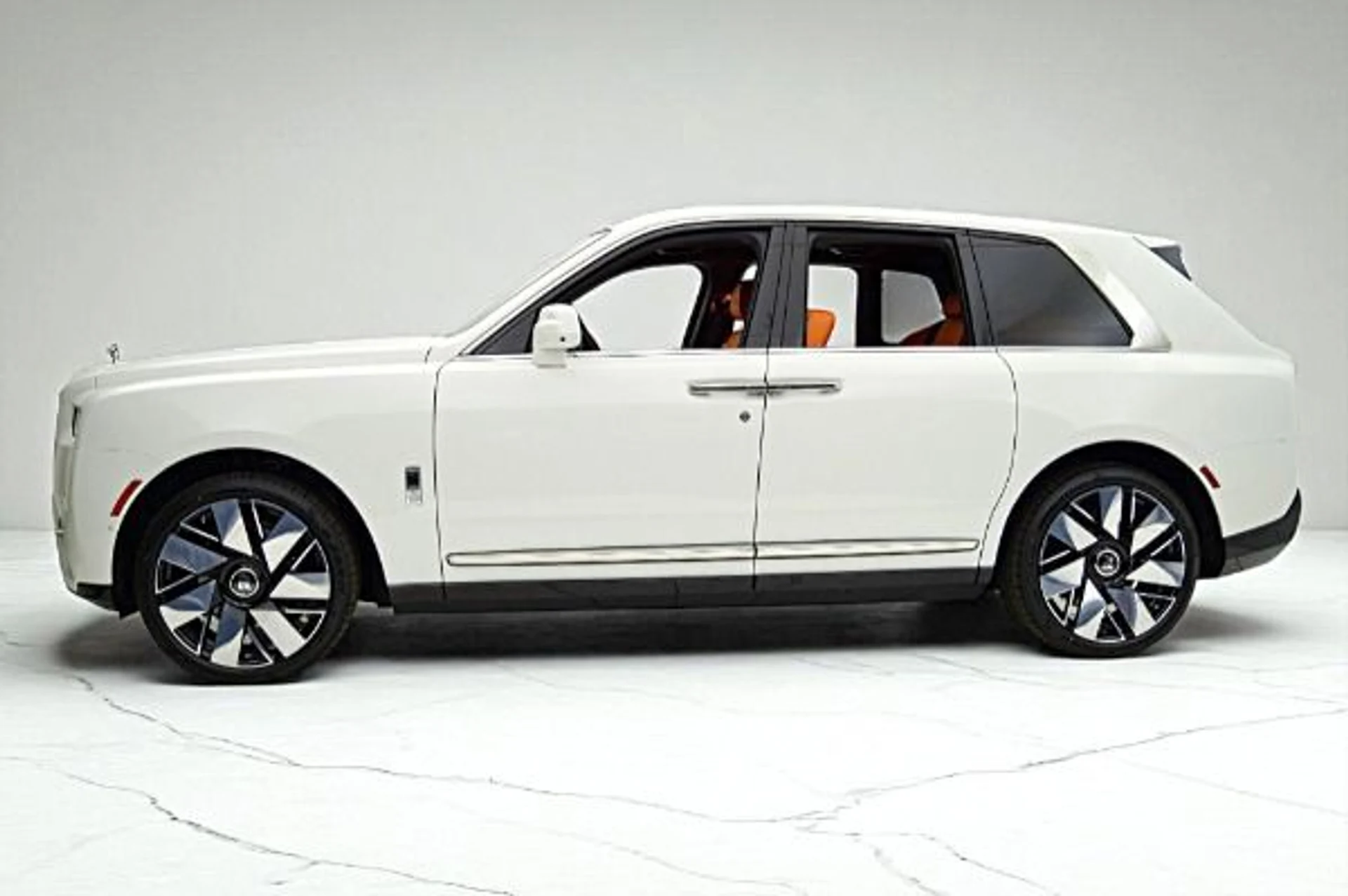 mph001_743695443_New_2025_Rolls_Royce_Cullinan_7bd6e8c360