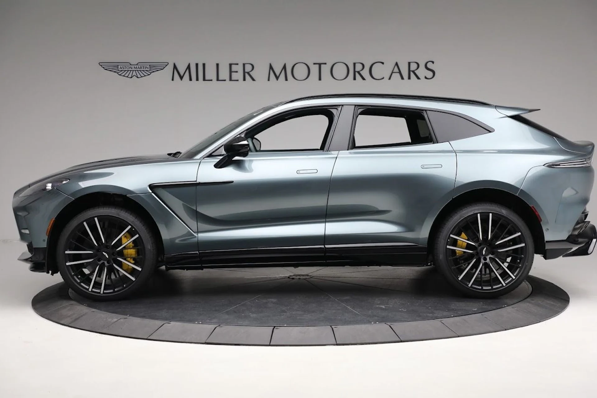mph001_77656459_Used_2023_Aston_Martin_DBX_707_103594810b