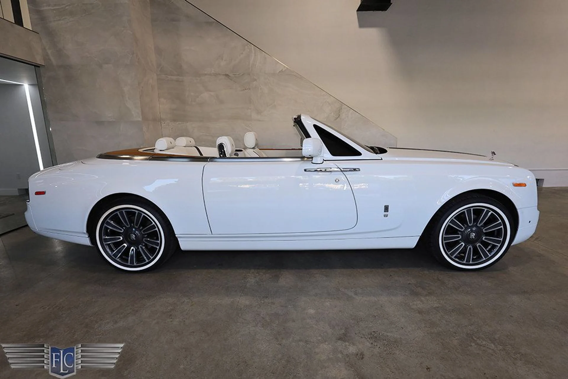 mph001_842969468_used_2017_rolls_royce_phantom_drophead_covertiblefinaledition_9689_22834890_2_1024_57757ec354