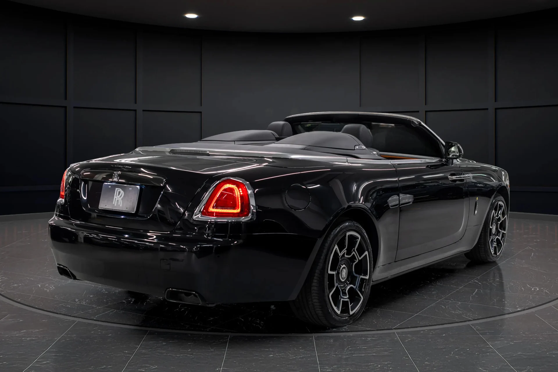 mph001_910305047_5fee9030_f80e_4fc4_9a94_edca1e2119e5_201920_Rolls_Royce20_Black20_Badge20_Dawn2028_SCA_666_D55_KU_11584429_12_bdf7a4c1bc
