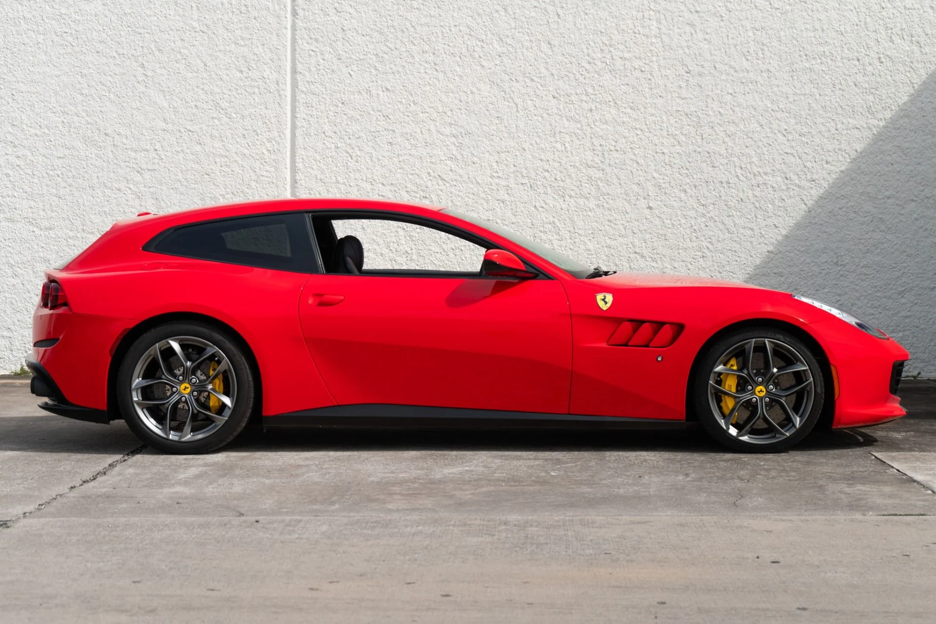 mph002_105303486_Used_2018_Ferrari_GTC_4_Lusso_T_1771449324_99b9990316