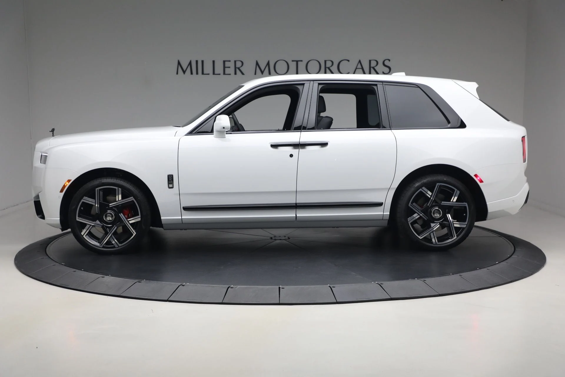 mph002_1099341923_New_2027_Rolls_Royce_Black_Badge_Cullinan_db84dadb9b