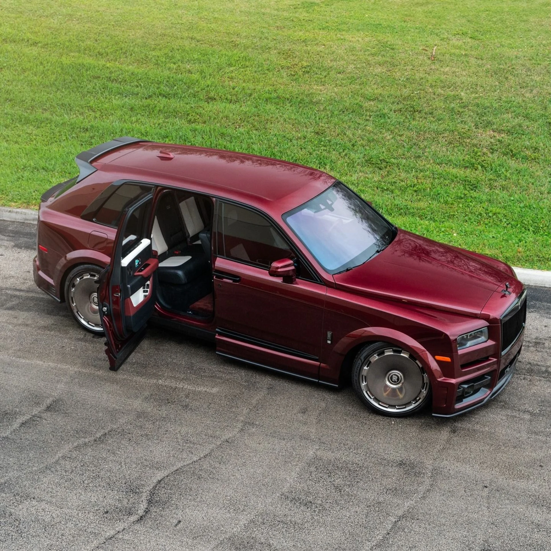 mph002_1123077456_Used_2022_Rolls_Royce_Black_Badge_Cullinan_Urban_Automotive_Widebody_HRE_wheels_1771025281_5747c19eb3