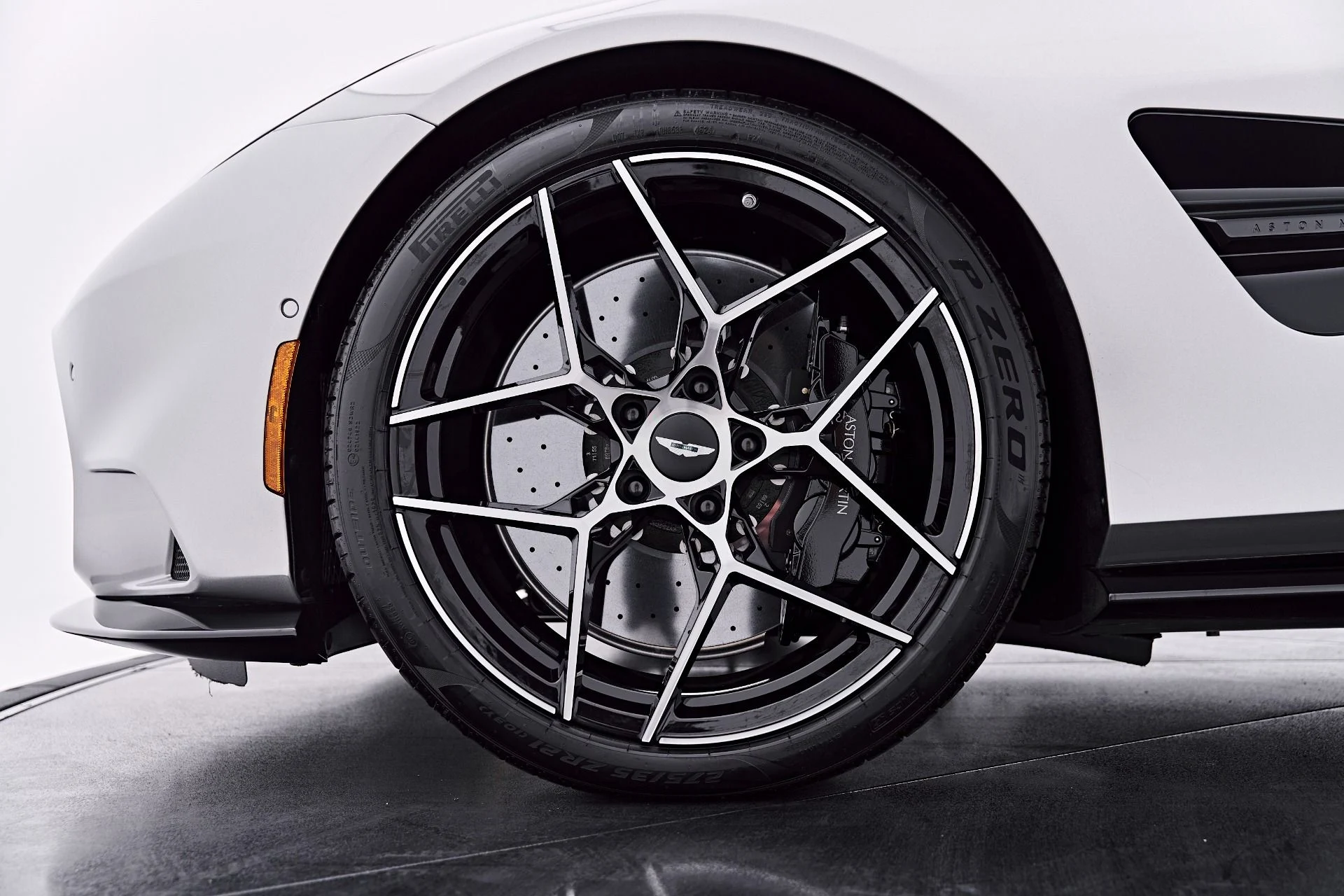 mph002_1144844536_Used_2025_Aston_Martin_Vanquish_V12_1786045779_c2ea5efc4a