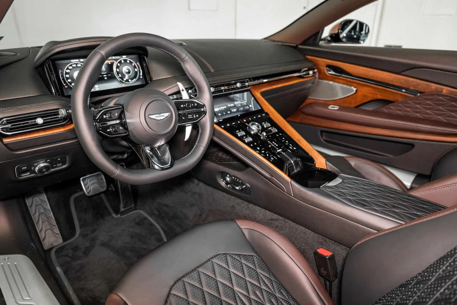 mph002_1204286224_Used_2025_Aston_Martin_DB_12_Coupe_1748960287_7a964b8d69