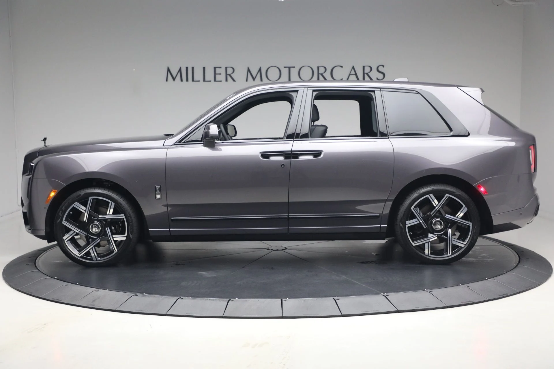 mph002_1218498137_New_2027_Rolls_Royce_Black_Badge_Cullinan_0cd896f623