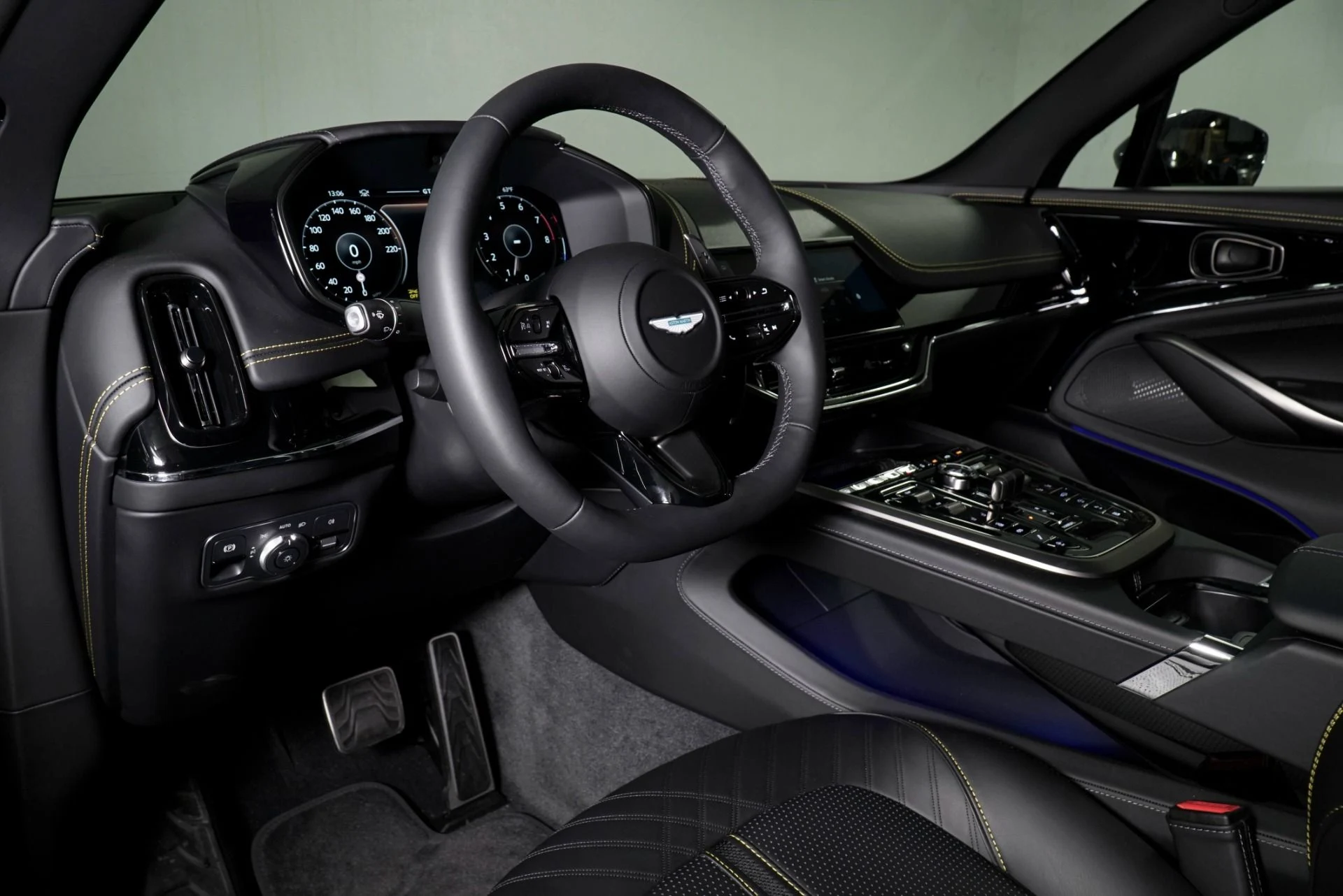 mph002_1222968664_New_2026_Aston_Martin_DBX_707_1771009088_7d9738948f