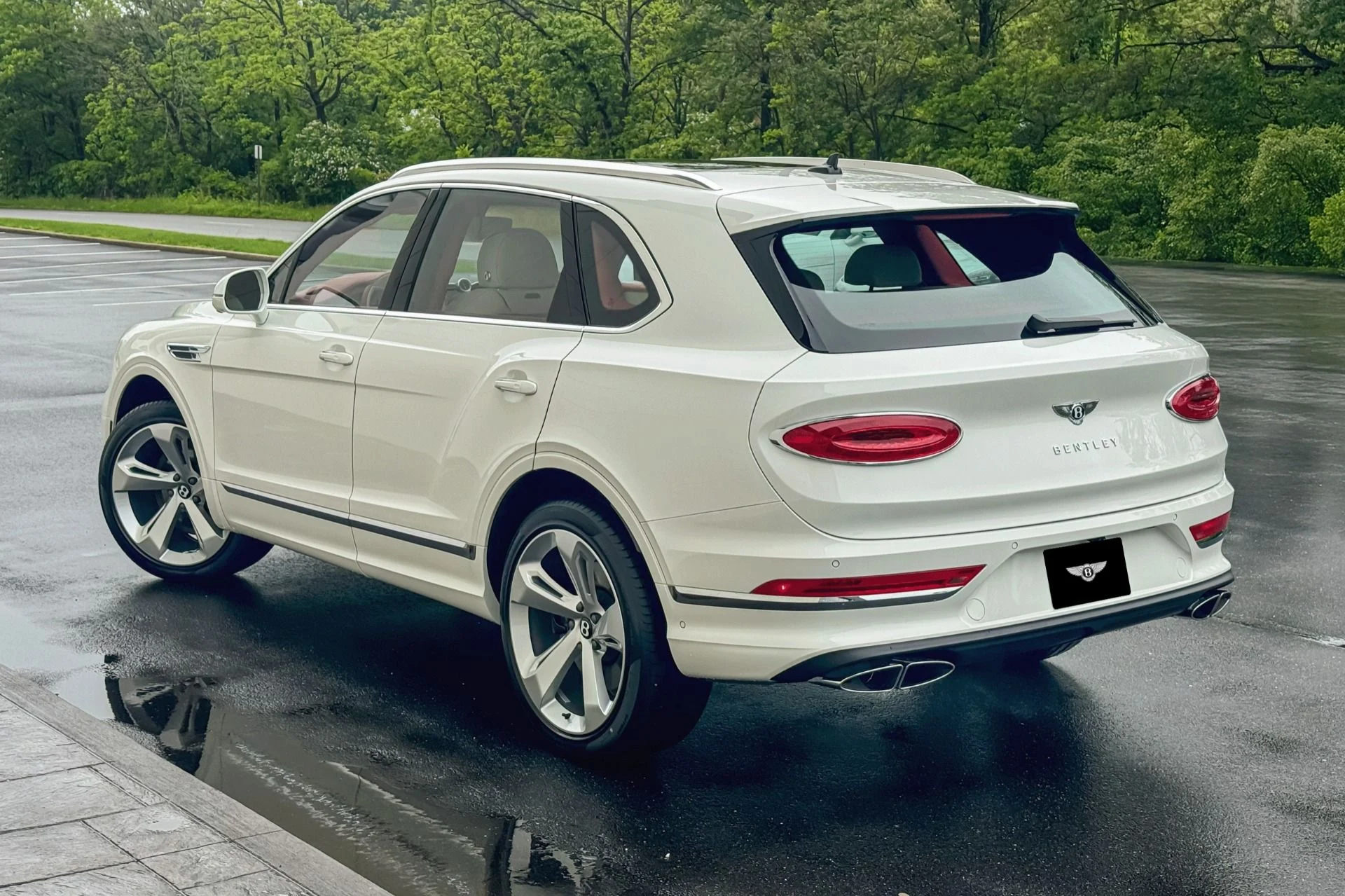 mph002_125373257_Used_2025_Bentley_Bentayga_V8_1748255294_94d1fe5ed7