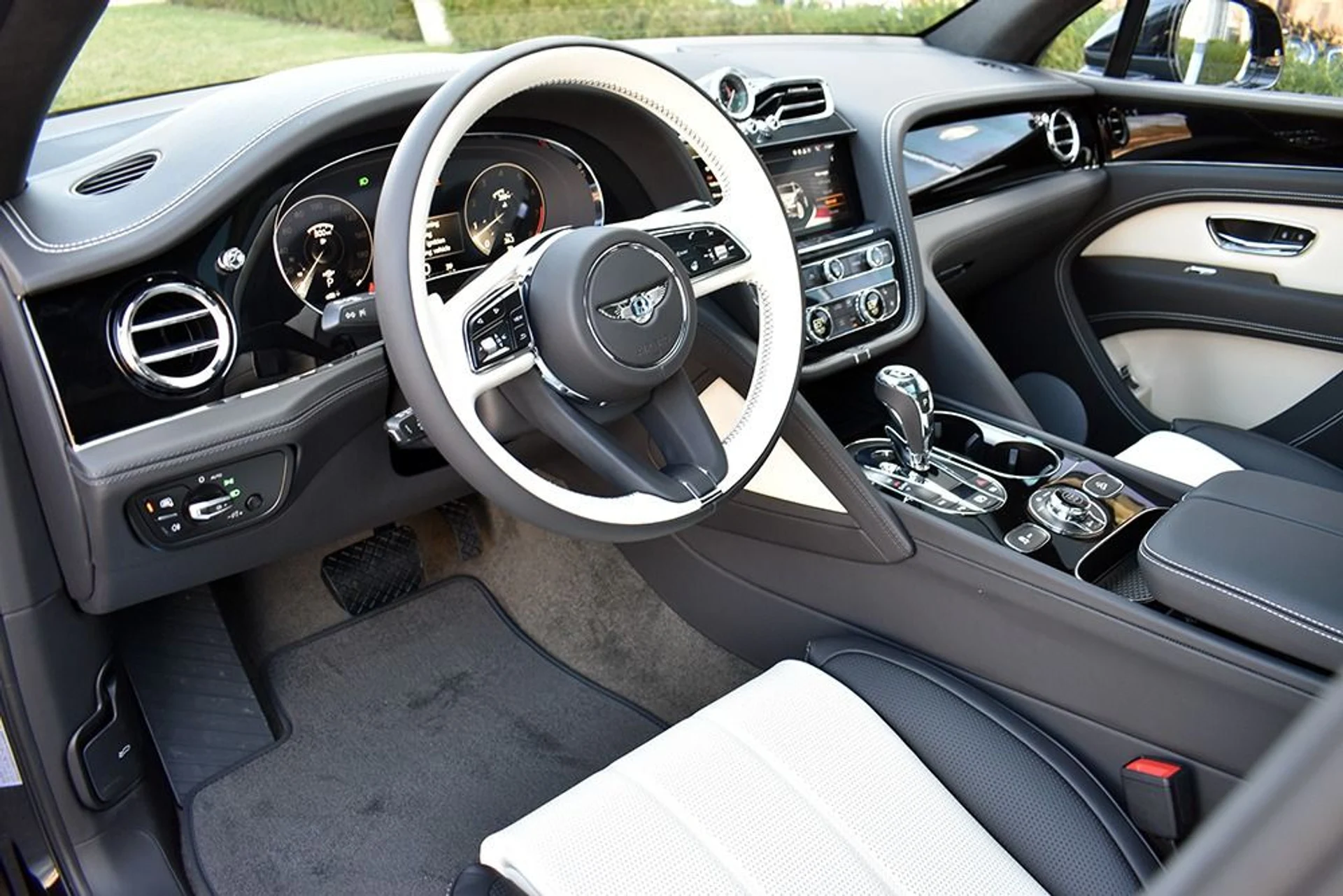 mph002_1270603440_Used_2023_Bentley_Bentayga_V8_V8_1677534818_a21737117a