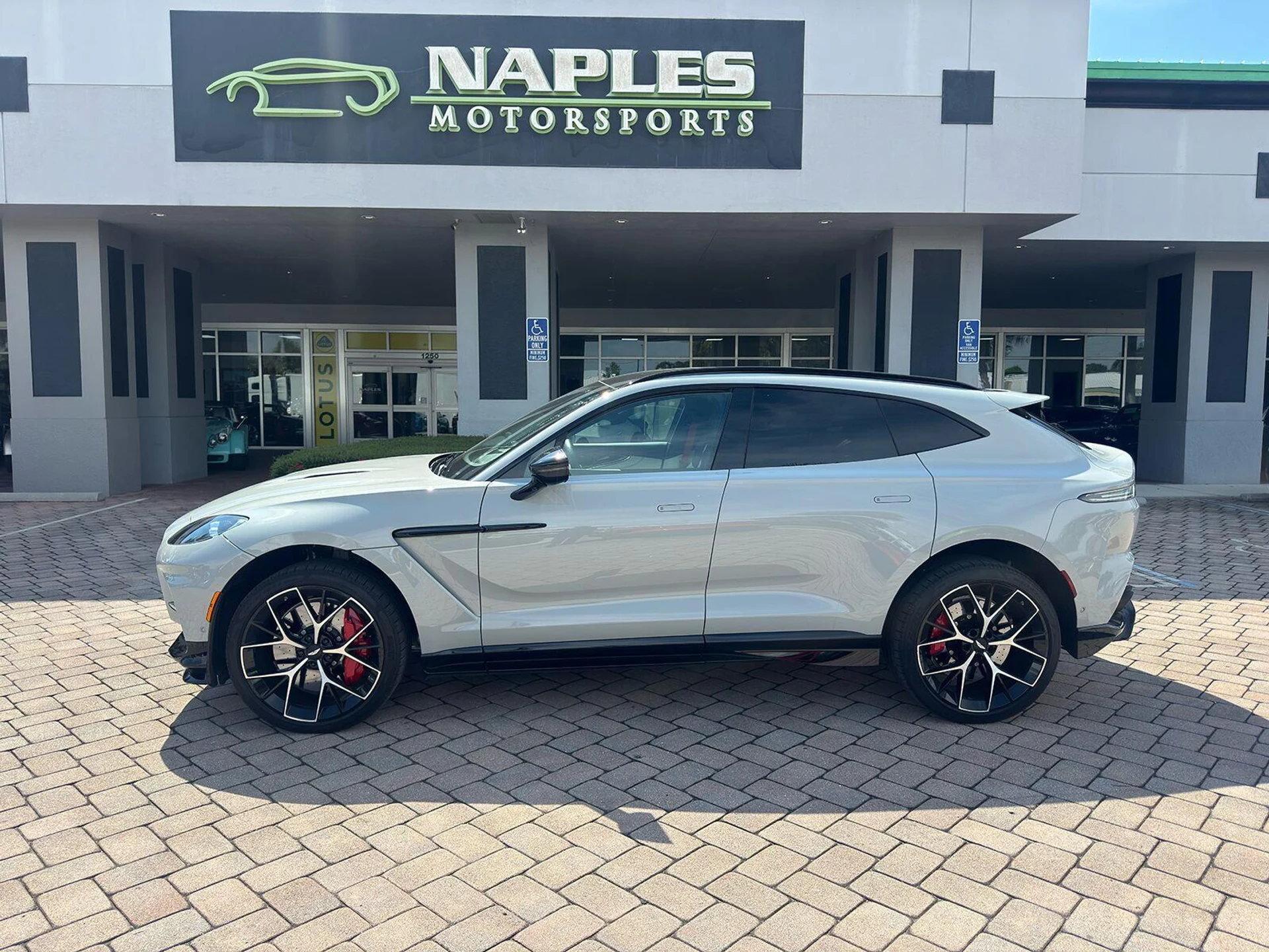 mph002_1272735552_Used_2025_Aston_Martin_DBX_707_1789654193_f7cd56d5c0
