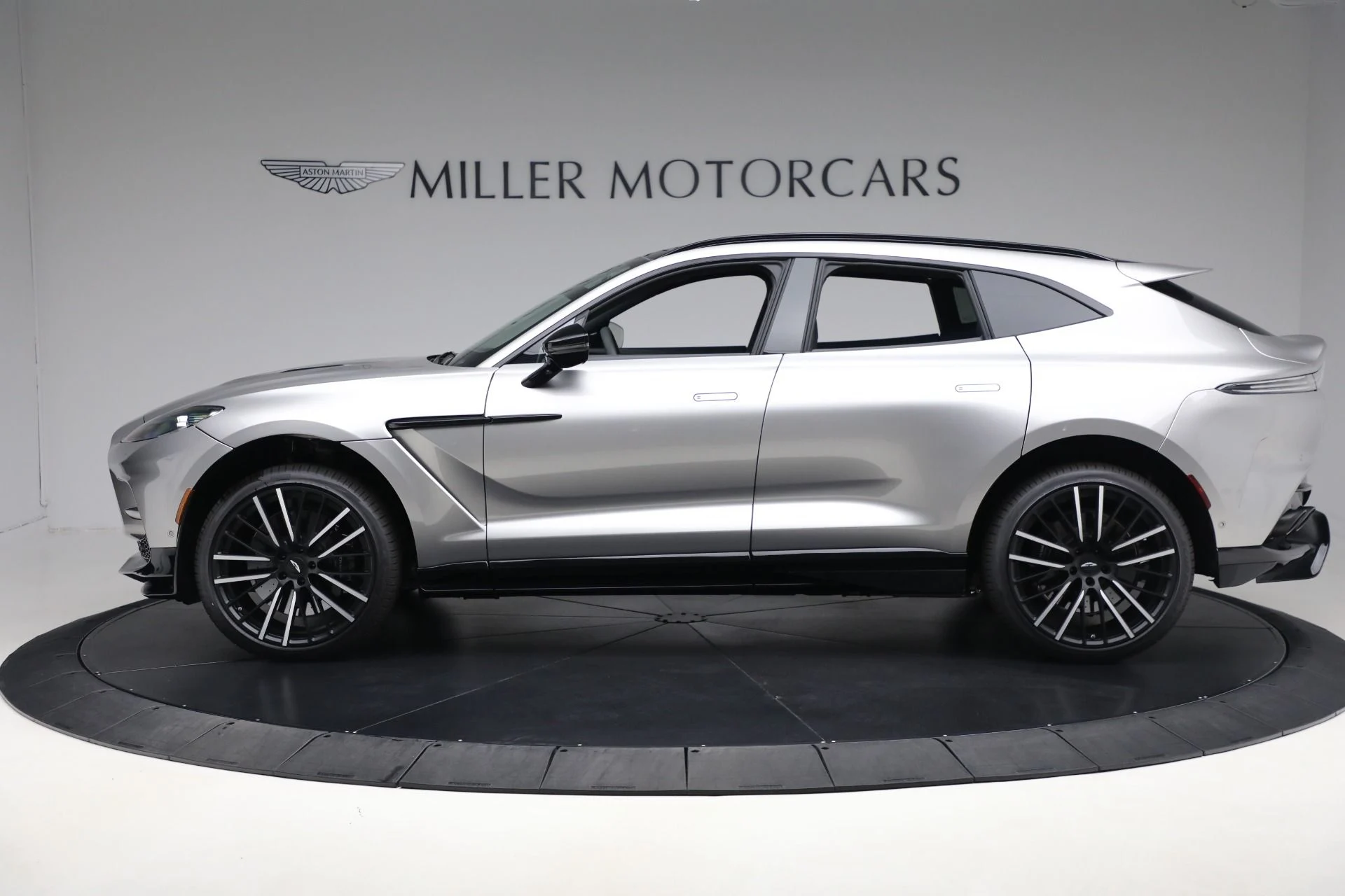 mph002_1314041150_New_2025_Aston_Martin_DBX_707_0032c01c66