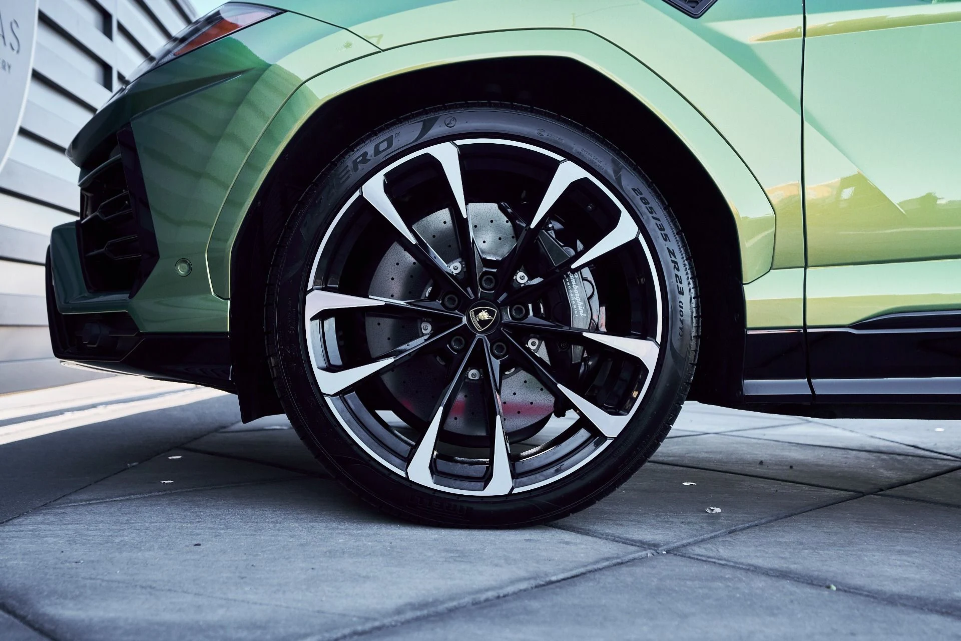 mph002_1358245237_Used_2022_Lamborghini_Urus_1764710406_0e0b700651