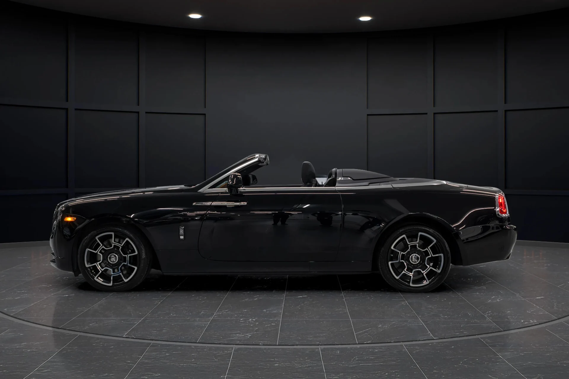 mph002_136490176_bc7e39f7_8a47_4c4e_912a_261095886ddc_201920_Rolls_Royce20_Black20_Badge20_Dawn2028_SCA_666_D55_KU_11584429_5_1e23bd6113