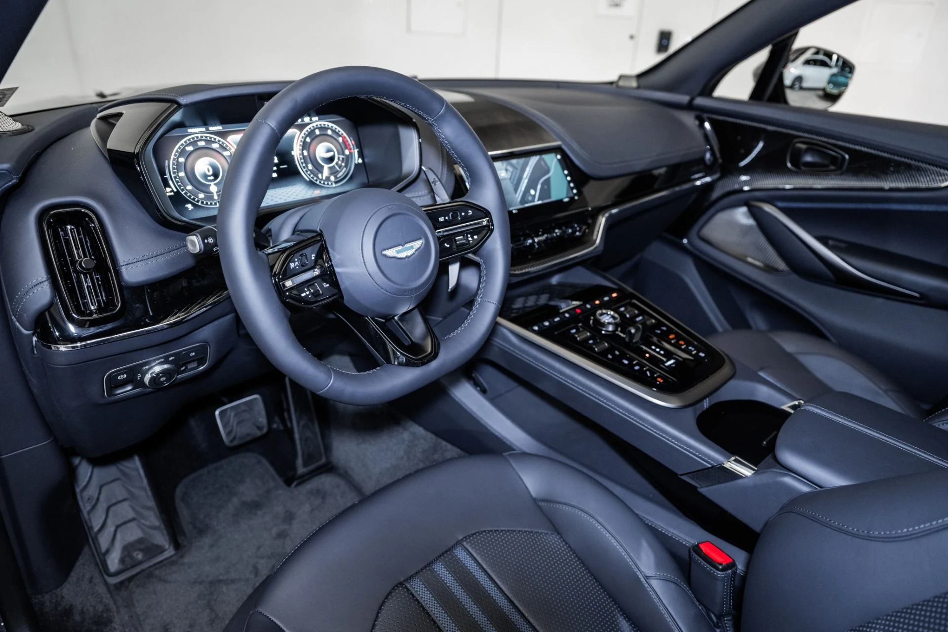 mph002_1391714436_Used_2025_Aston_Martin_DBX_707_1754709382_fba1e45acf