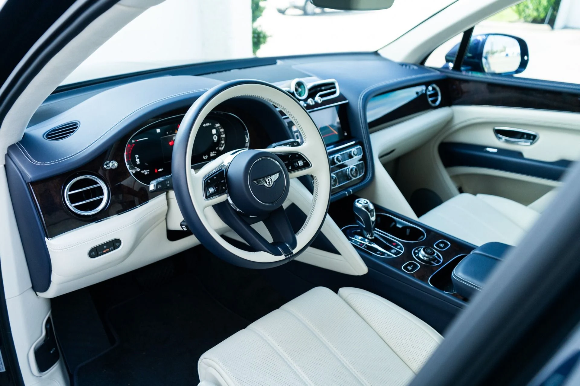 mph002_1419557070_Used_2024_Bentley_Bentayga_V8_1761672293_f2bb0fb9d3