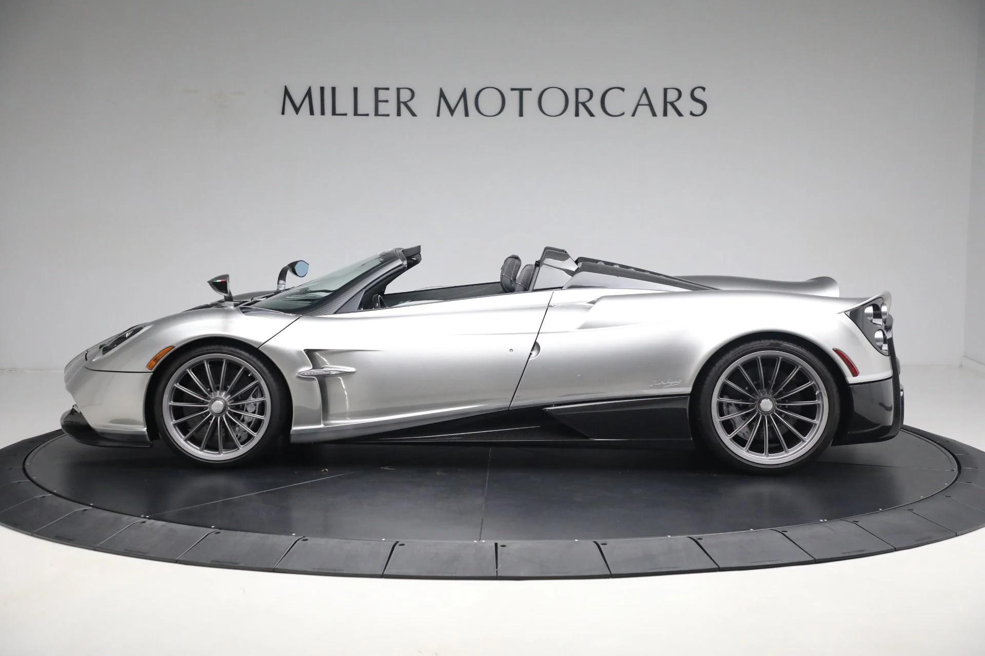 mph002_1444407376_Used_2017_Pagani_Huayra_Roadster_1769208152_28e6579346