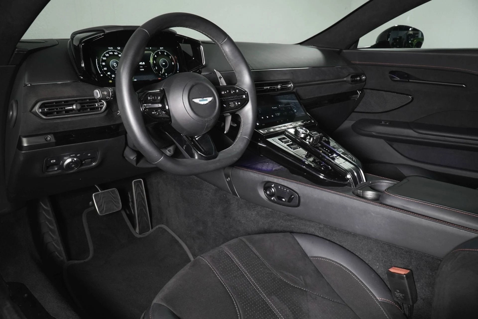 mph002_1444781384_Used_2025_Aston_Martin_Vantage_Base_1787242428_743aef0cd1