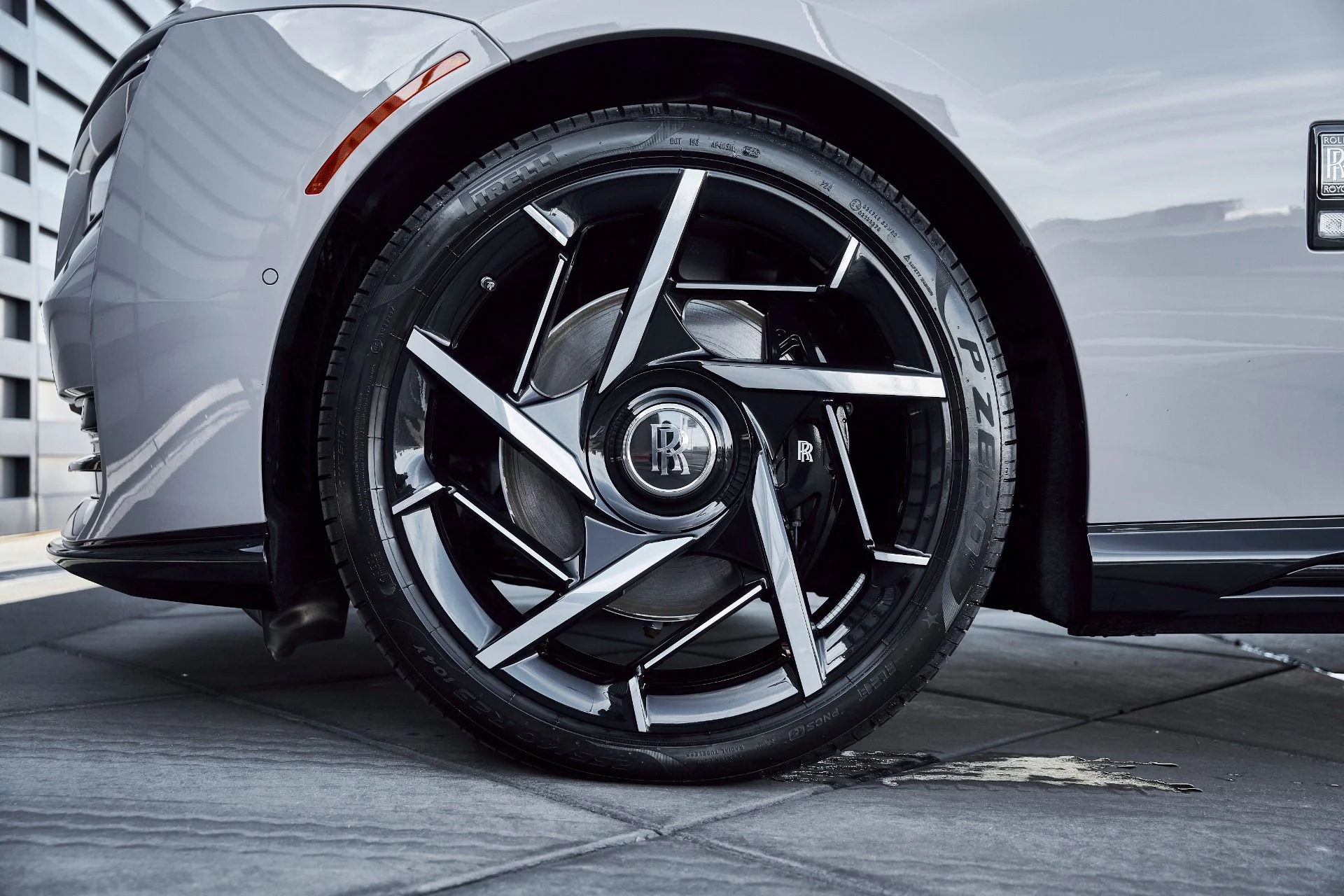 mph002_1460773980_Used_2025_Rolls_Royce_Spectre_BLACK_BADGE_1769482328_5da2e3c2e9