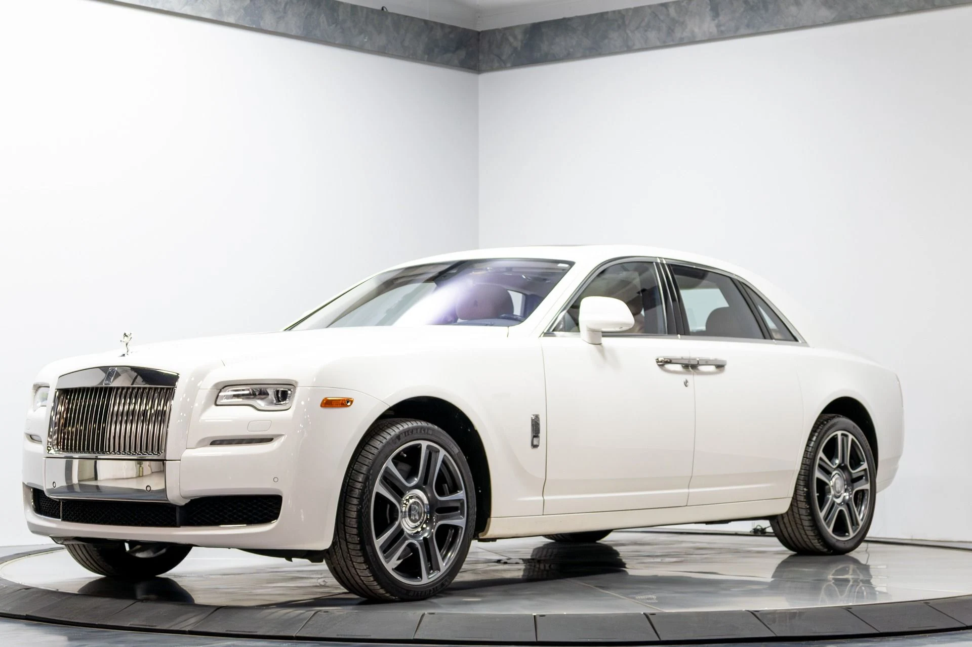 mph002_149704438_Used_2017_Rolls_Royce_Ghost_1774888920_dbd1127216