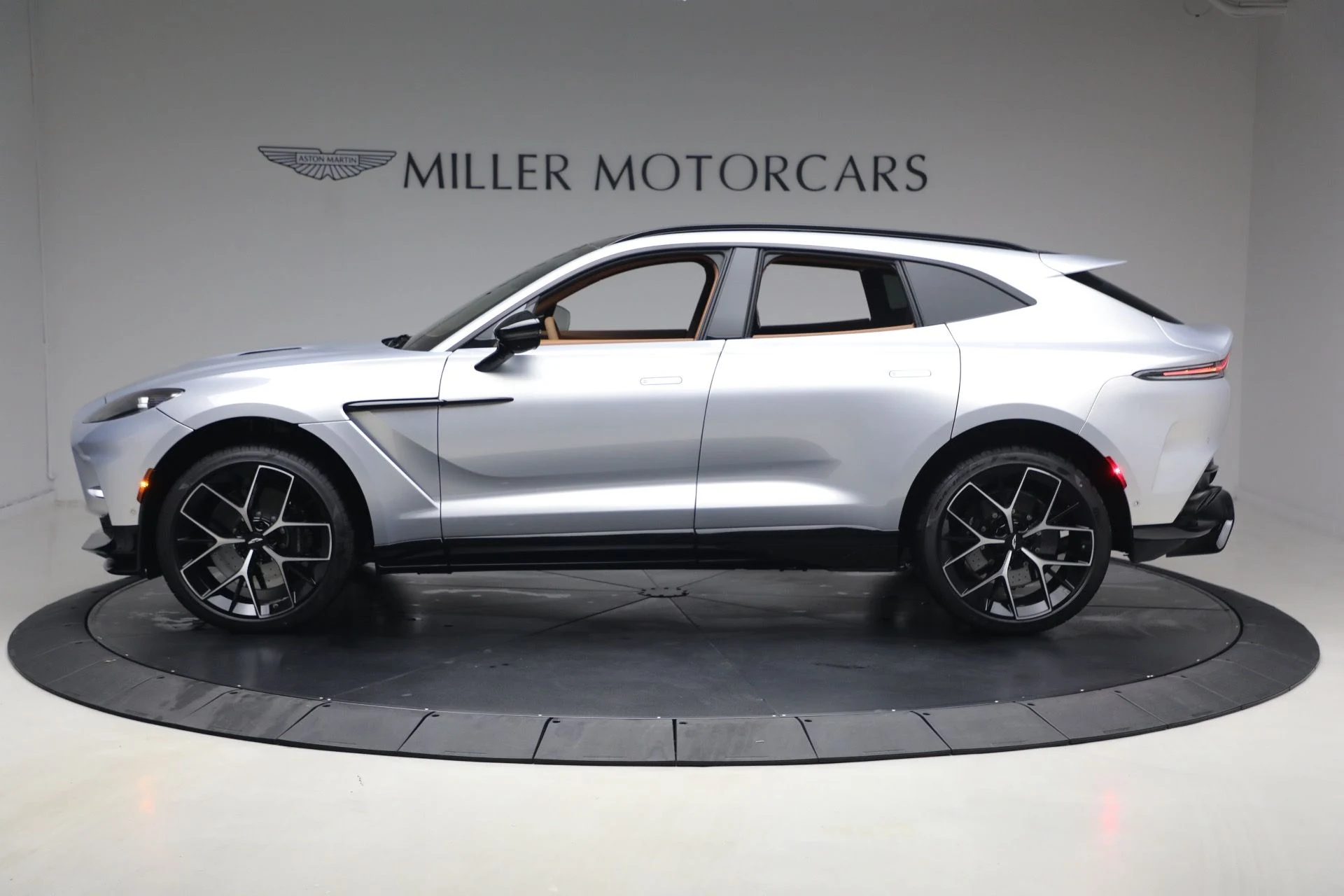 mph002_1522775239_New_2026_Aston_Martin_DBX_707_1767986550_6134b06bcc