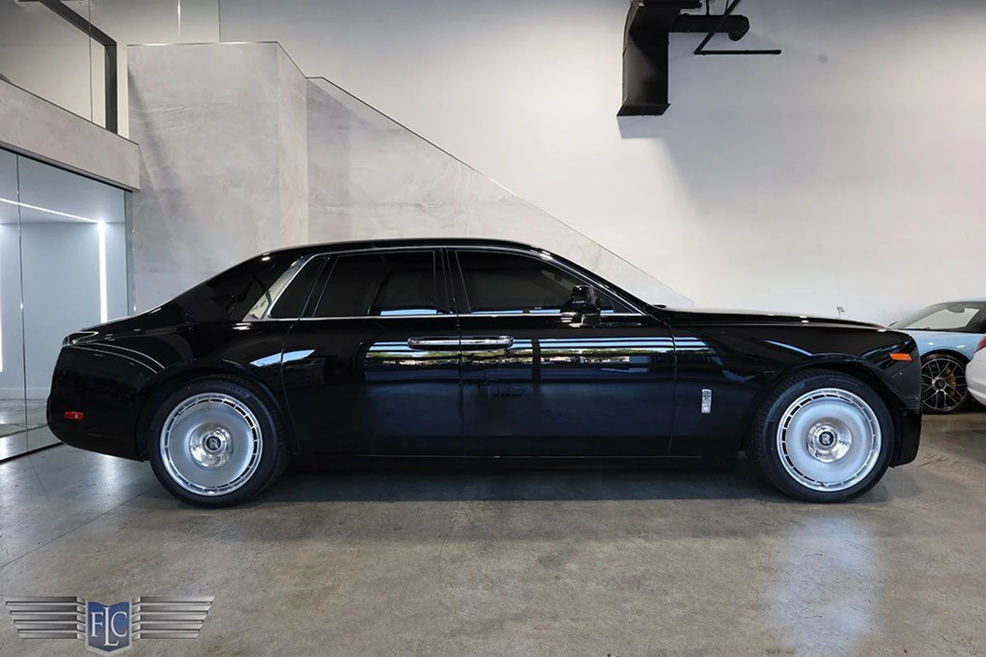 mph002_1609819373_used_2022_rolls_royce_phantom_sedan_9689_23002313_3_1024_bf02fa4323