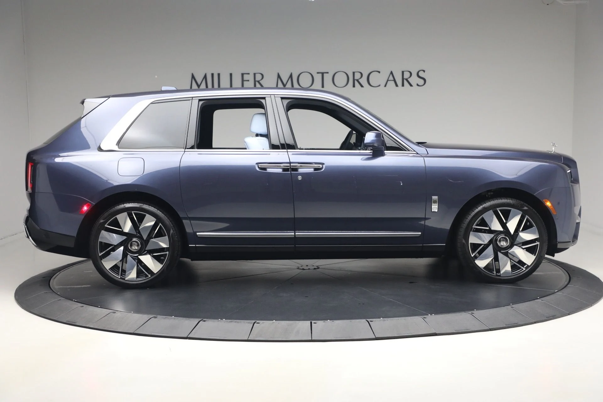 mph002_1670911301_Used_2025_Rolls_Royce_Cullinan_613b64a880