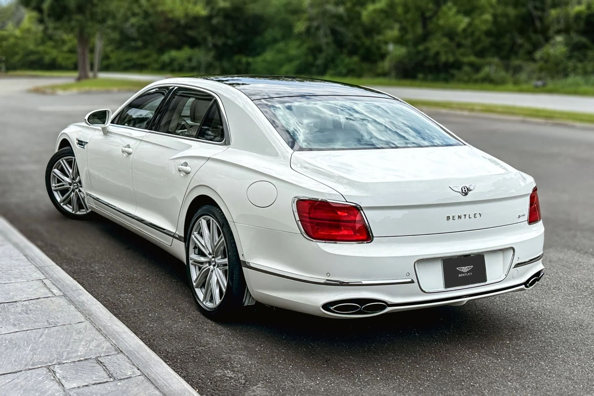 mph002_1688596683_Used_2023_Bentley_Flying_Spur_Hybrid_Hybrid_1782128898_7182f281fd