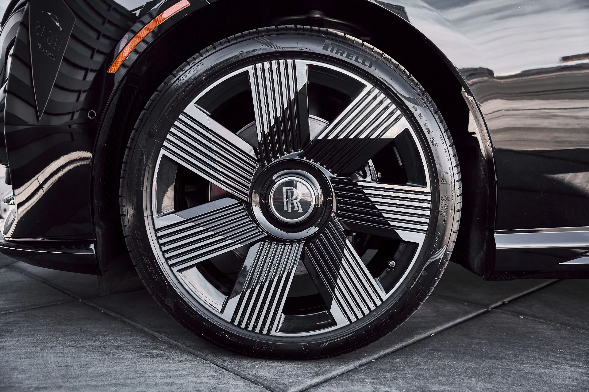 mph002_1711279862_Used_2025_Rolls_Royce_Spectre_Base_1775246473_8467602311