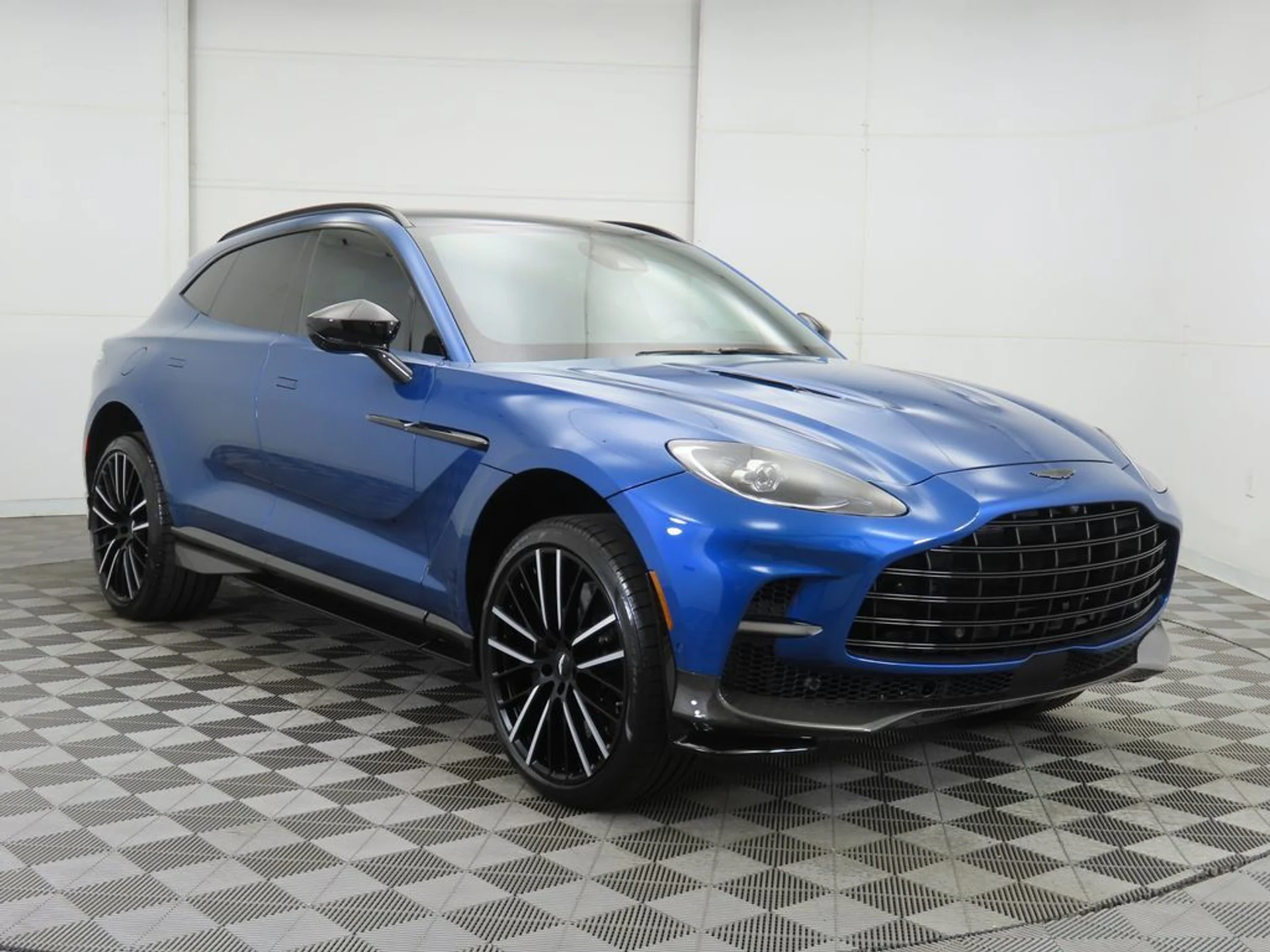 mph002_1746245656_used_2023_aston_martin_dbx_707awd_8119_22979398_3_1024_623e7cc32c