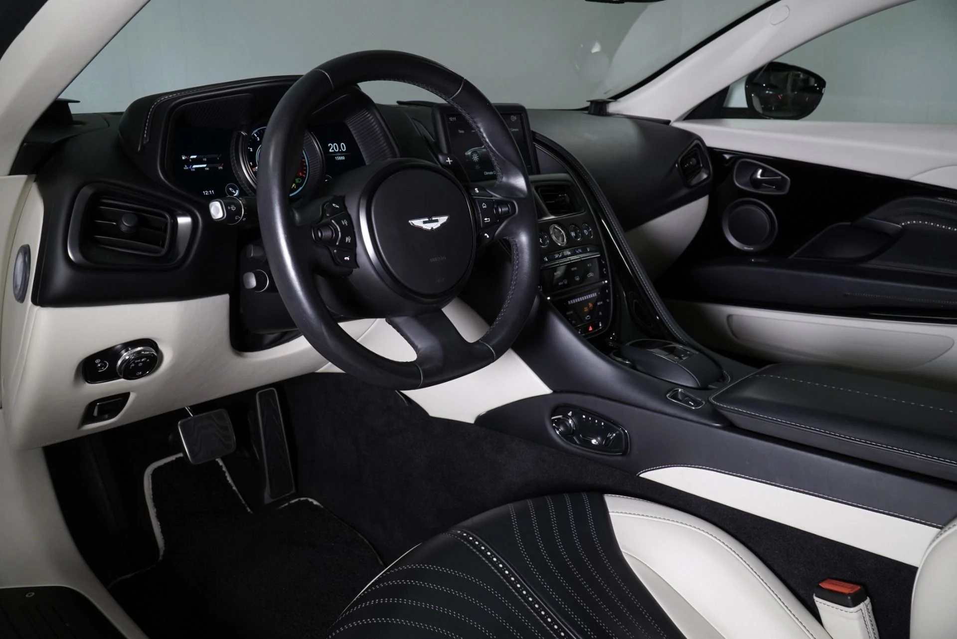 mph002_1845394123_Used_2018_Aston_Martin_DB_11_1764361544_40bd5a74bb