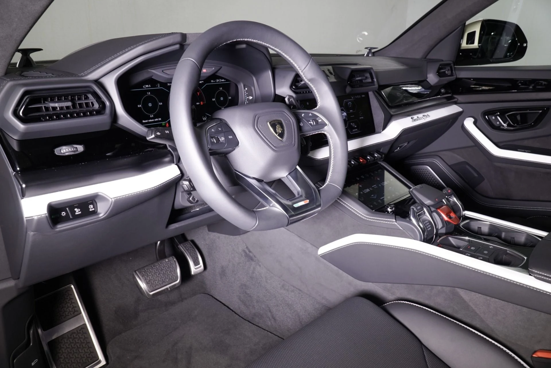 mph002_1867738746_New_2025_Lamborghini_Urus_SE_1760387962_2a3ca14b3d