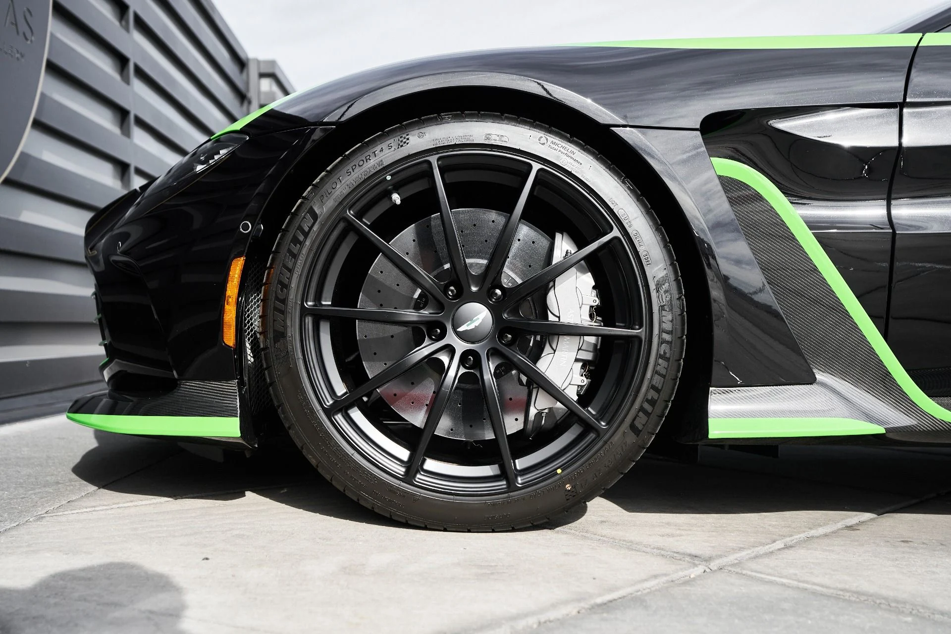 mph002_1869892593_Used_2023_Aston_Martin_Vantage_Base_1762900164_f357128e1e