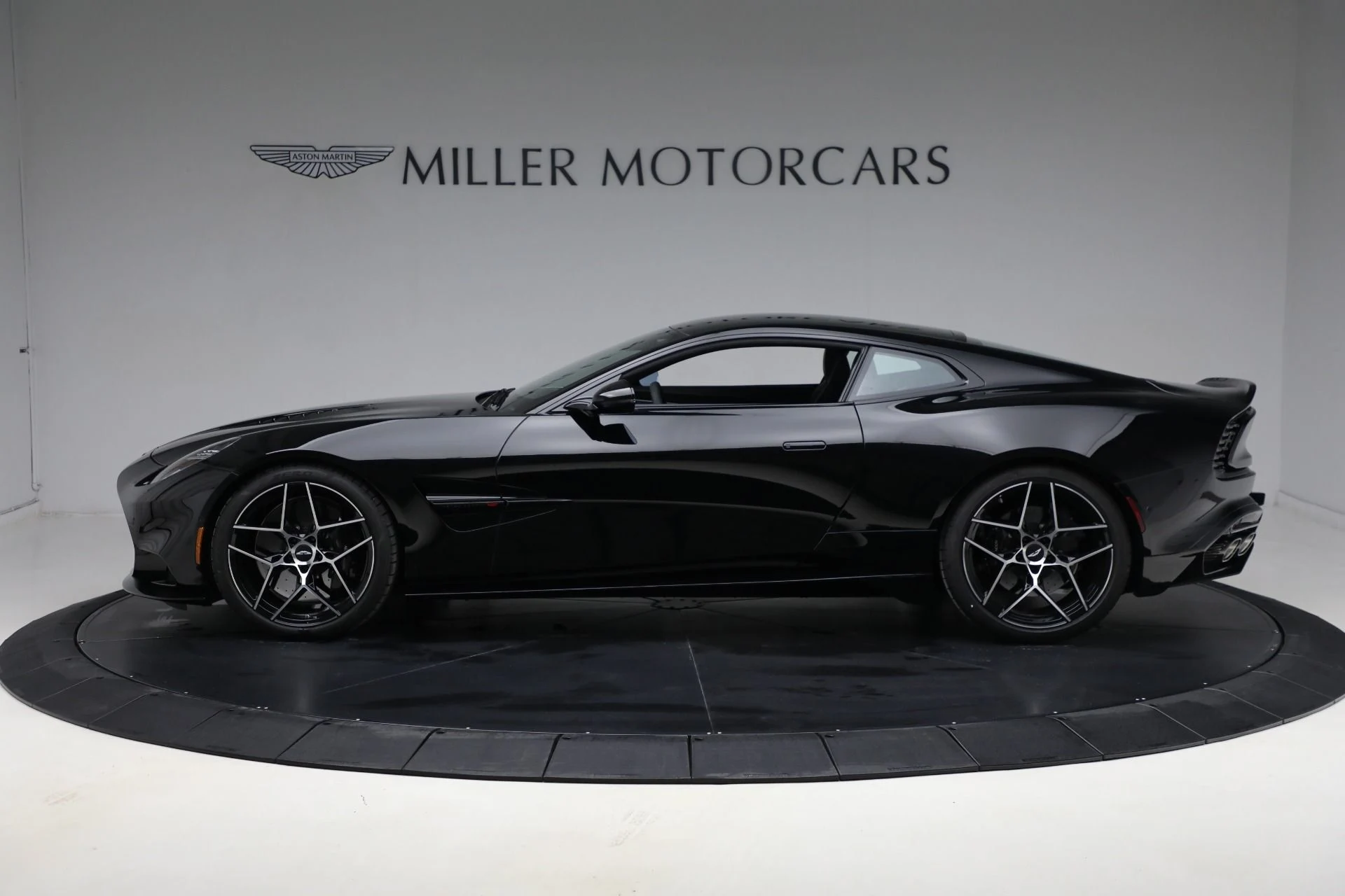 mph002_1874655967_New_2025_Aston_Martin_Vanquish_fb0f455343