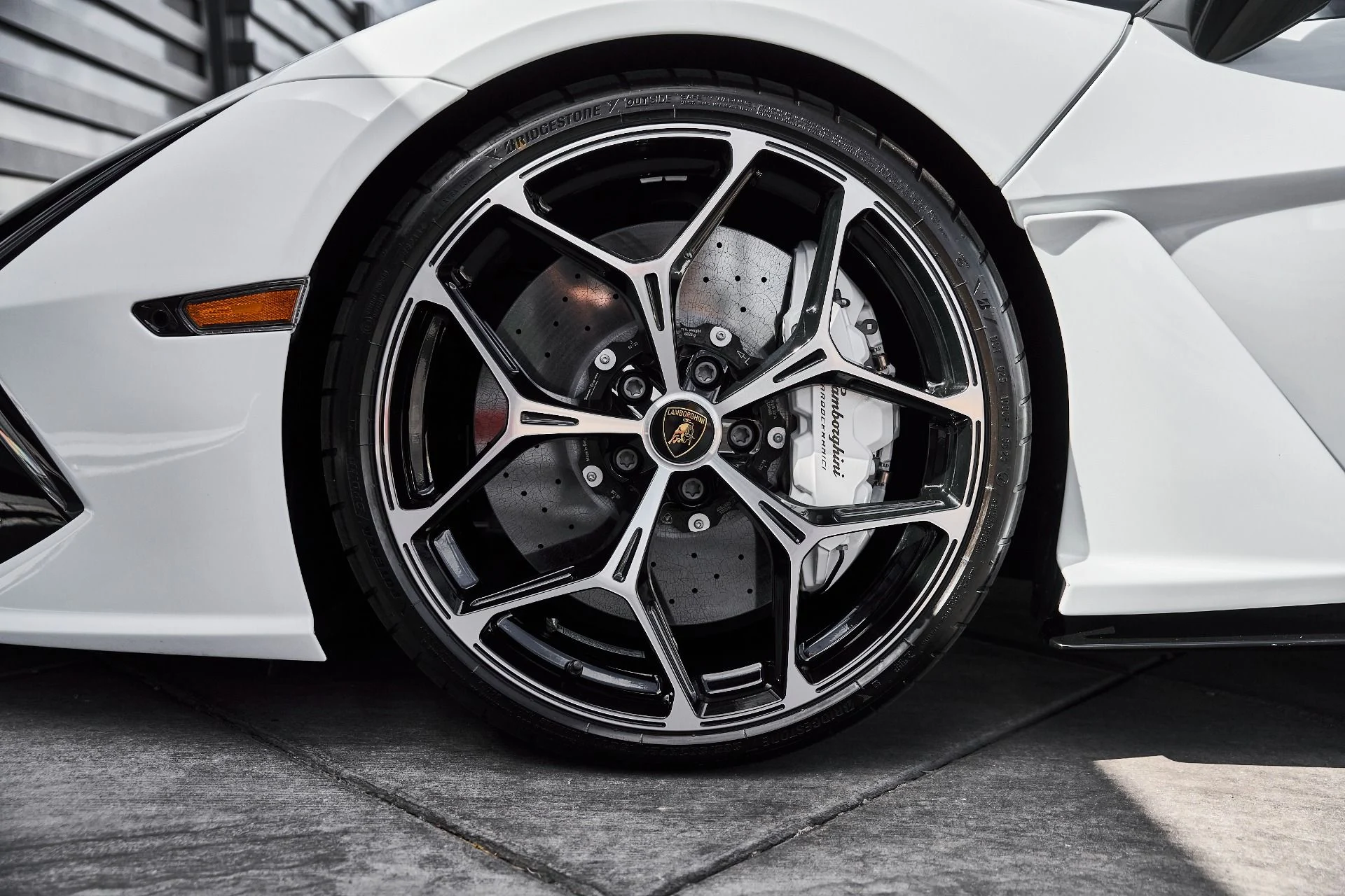 mph002_189315268_Used_2026_Lamborghini_Revuelto_Base_1777078345_a435c57eff