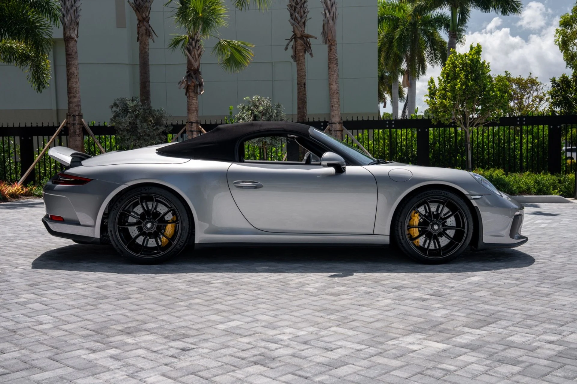 mph002_1898107869_Used_2019_Porsche_911_Speedster_1781046580_1dd0084074