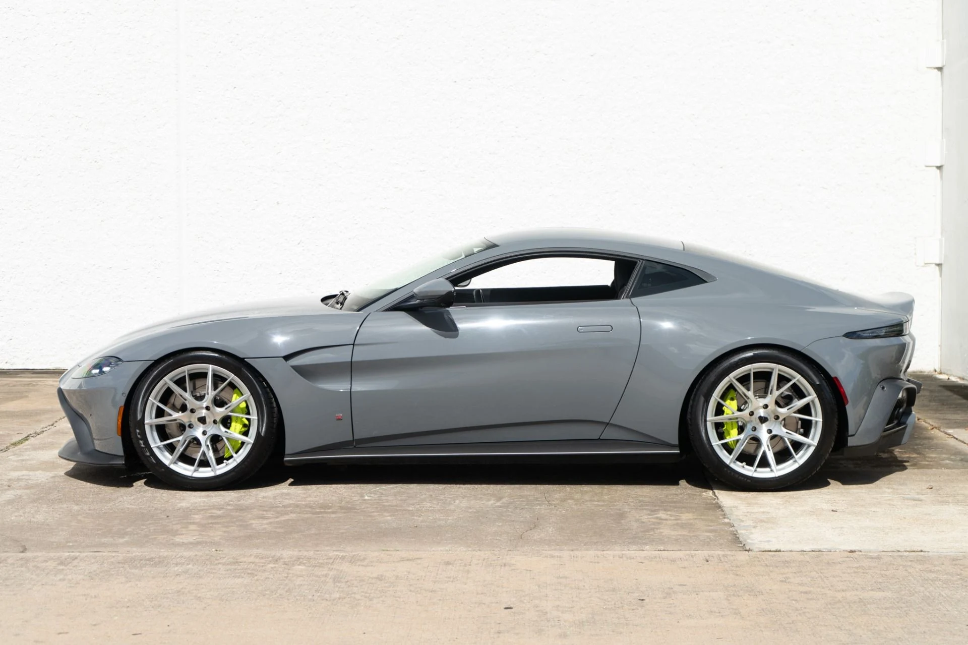 mph002_1908839087_Used_2020_Aston_Martin_Vantage_1781738280_fa2fdce680