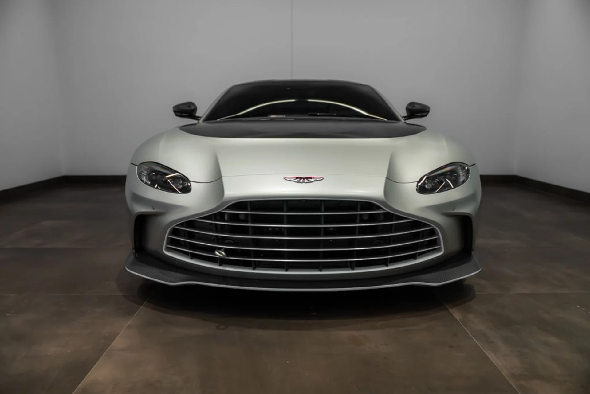 mph002_1913607214_aston_martin_vantage_2023_jpg_v_1768855591_8eb4bb94ef