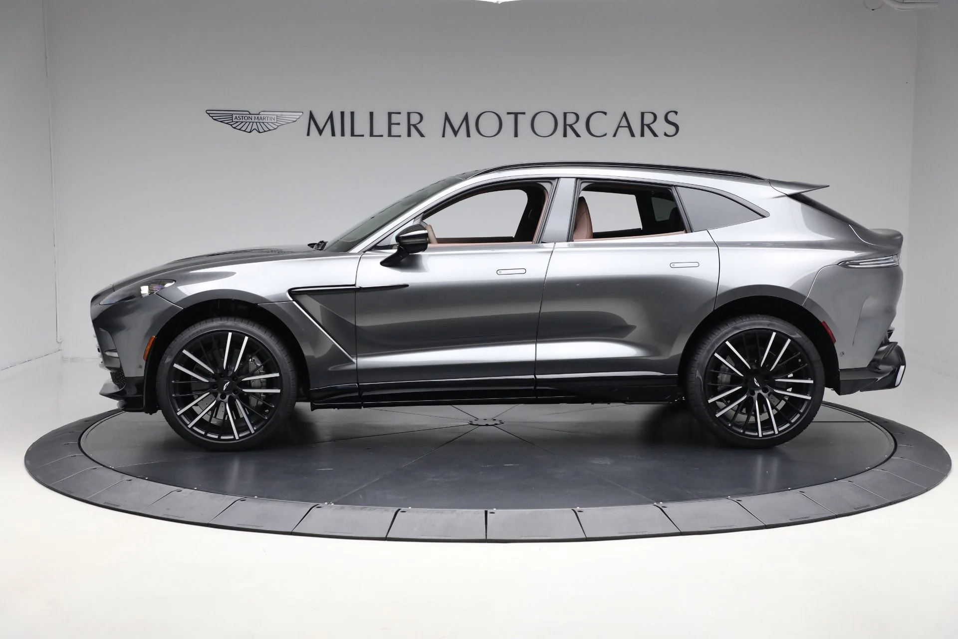 mph002_1919409753_New_2025_Aston_Martin_DBX_707_09286b21cc