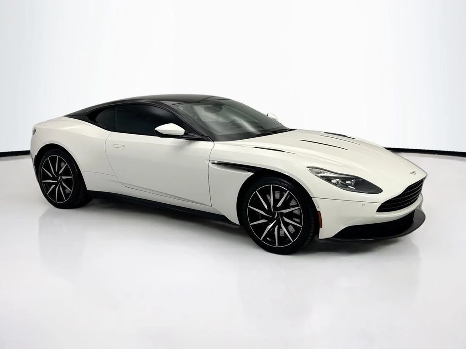 mph002_1933743777_used_2018_aston_martin_db11_v12coupe_8119_23031858_3_1024_34c4abd9c2