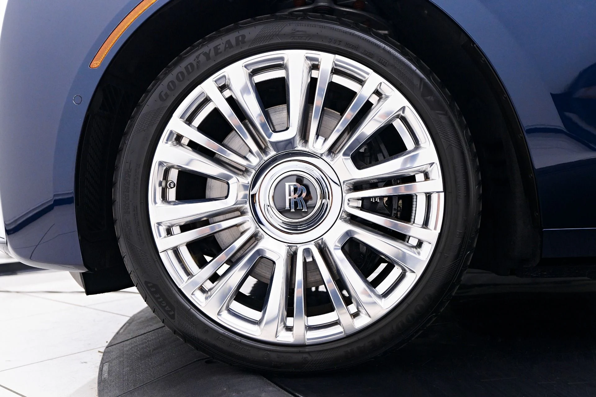 mph002_1937125115_Used_2023_Rolls_Royce_Ghost_1755200422_5eb730eeba