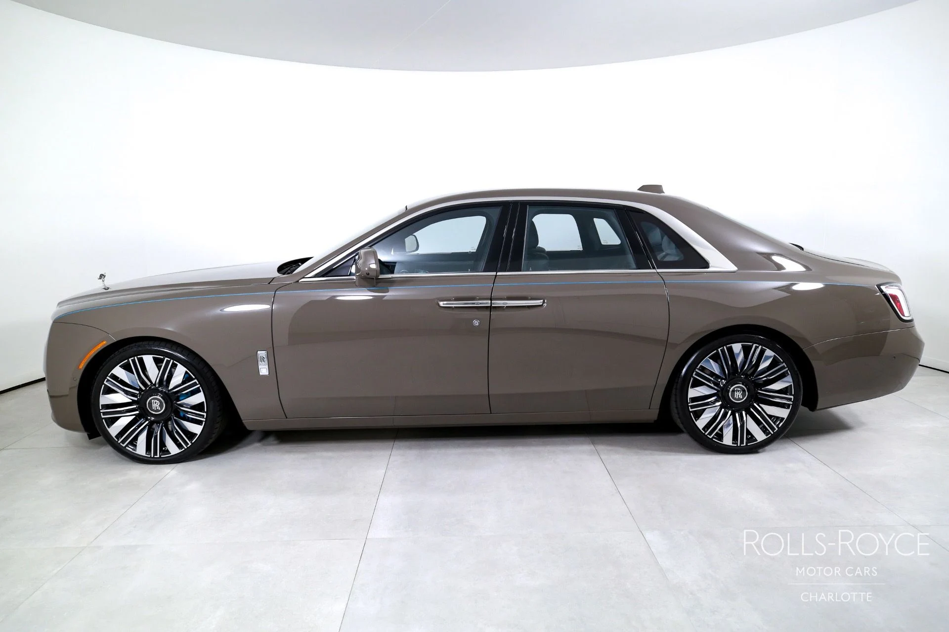 mph002_1941116239_Used_2025_Rolls_Royce_Ghost_1759510962_5a2cf4fdc8