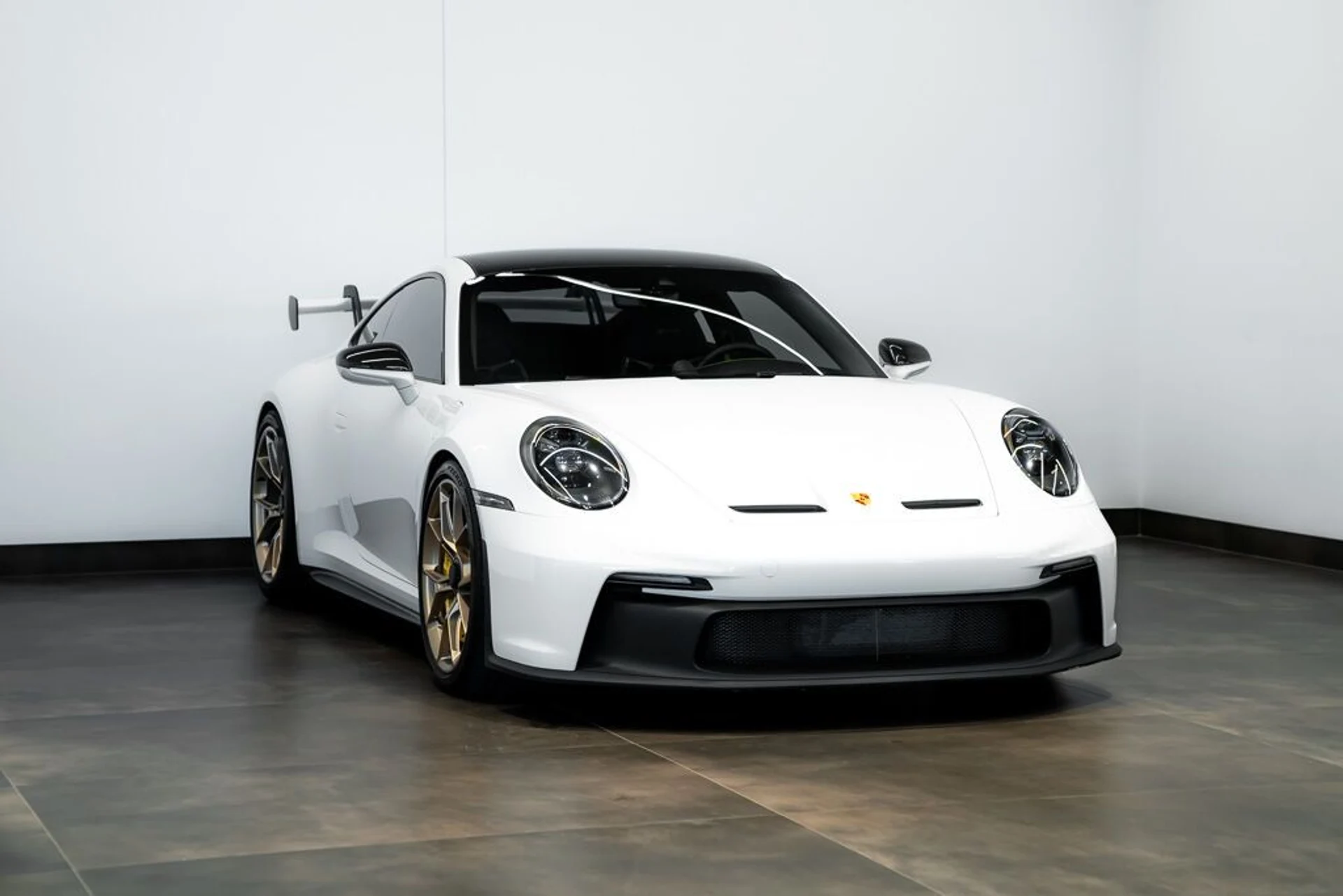 mph002_1941121991_porsche_911_2024_jpg_v_1773863537_c4d185719e