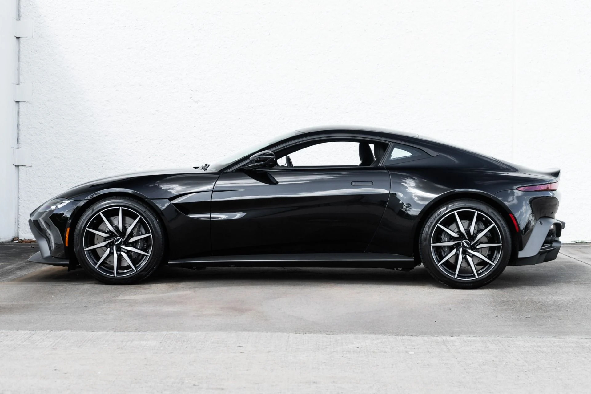 mph002_194995437_Used_2019_Aston_Martin_Vantage_1789496200_fc5f7c831a