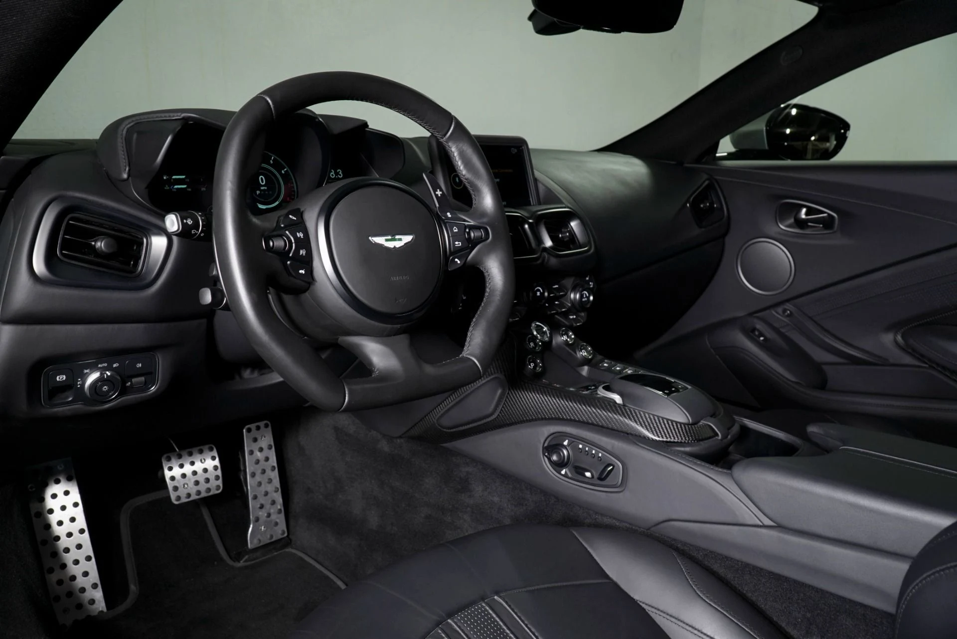 mph002_1971139354_Used_2023_Aston_Martin_Vantage_1770366808_a77fbda180